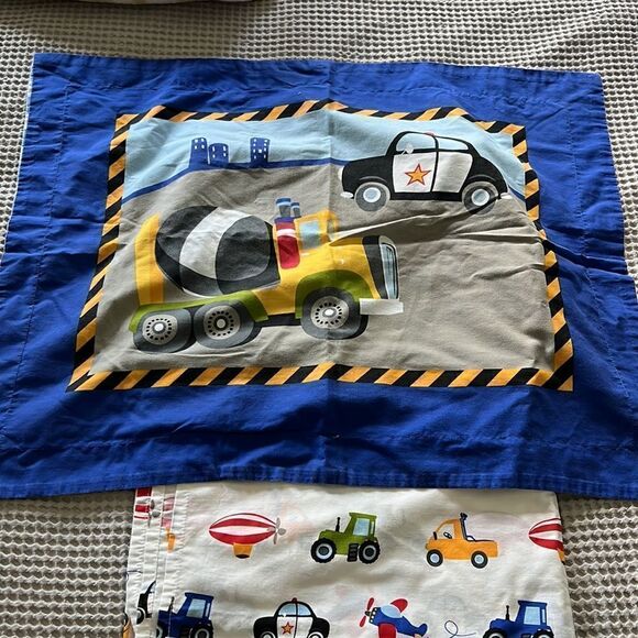 Flat sheet twin size and a standard sham envelope closure Like new condition. - Picture 2 of 4